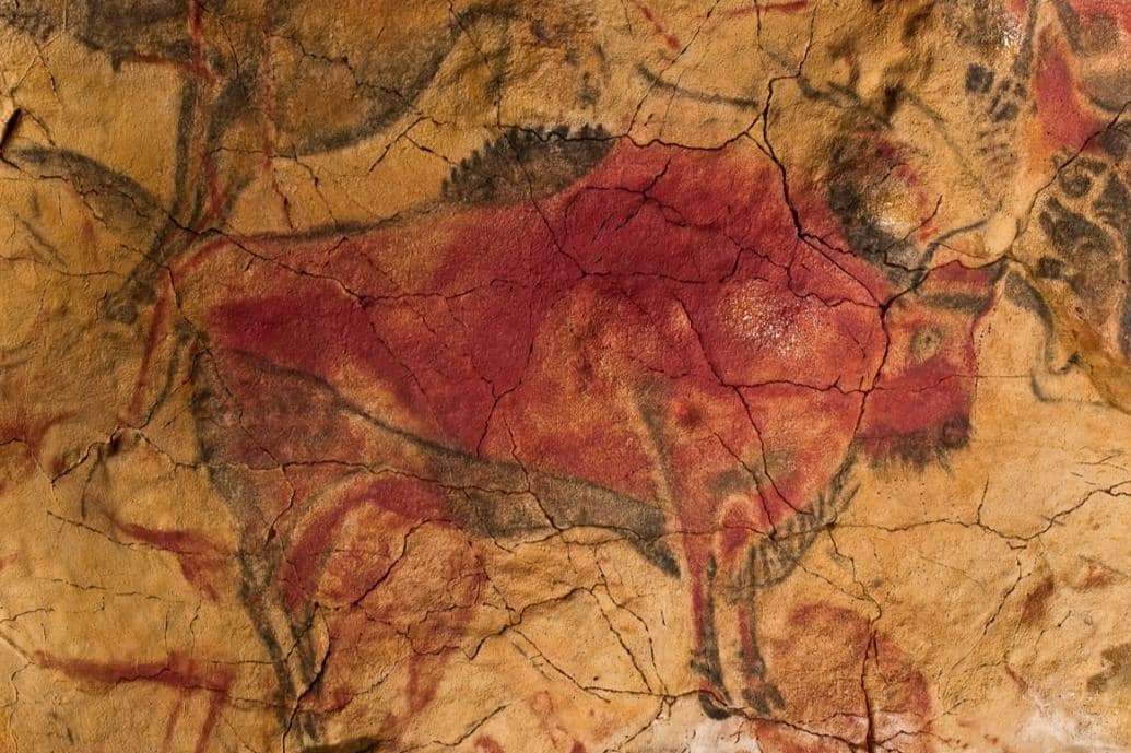 نقاشی های روی دیواره غار آلتامیرا،اسپانیا (۱۵۰۰۰تا۱۰۰۰۰ ق م)