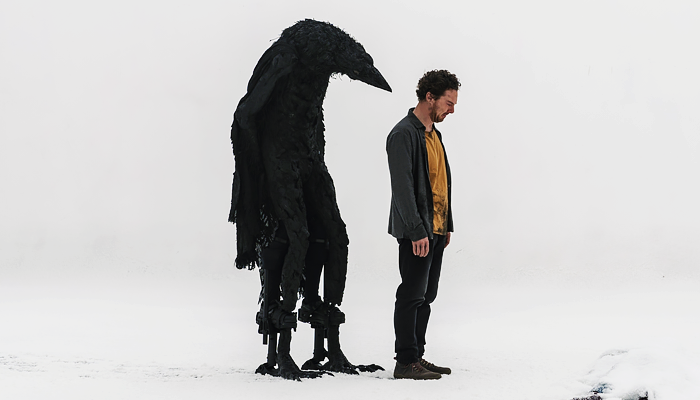 نقد و بررسی فیلم موجود پردار | Thing with Feathers 2025 3 فیلم موجود پردار