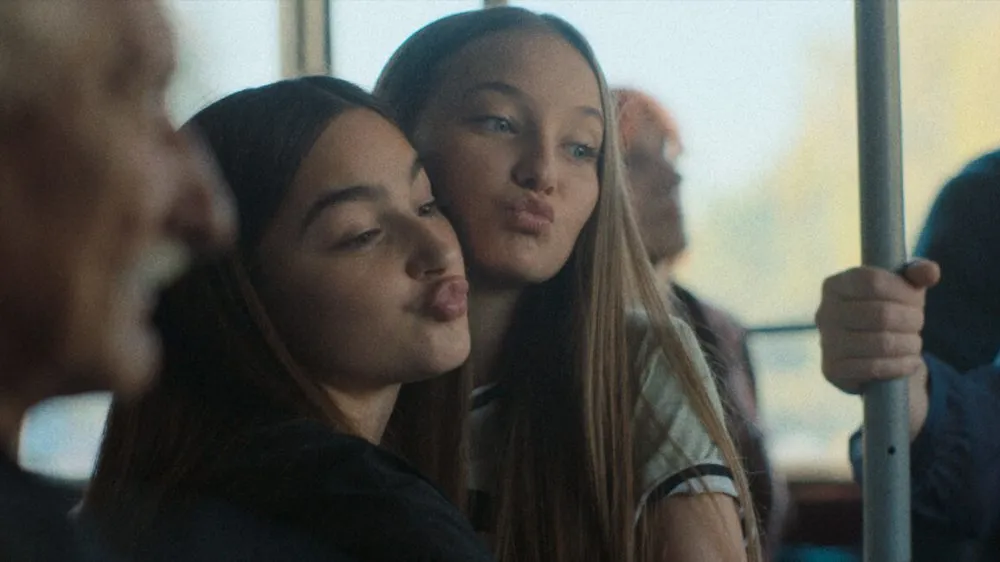 نقد و بررسی فیلم خواهری | Sisterhood 2021 3 فیلم خواهری