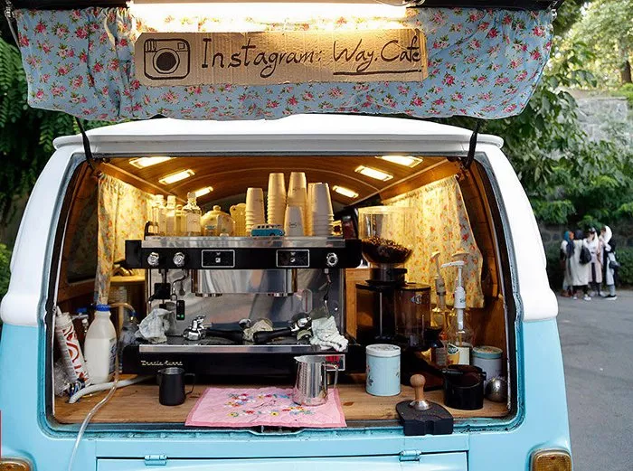 درآمد کافه سیار در ایران (بررسی کامل 1405) + هزینه ها و مقایسه با مغازه 2 مقایسه درآمد کافه سیار با کافه ثابت در ایران