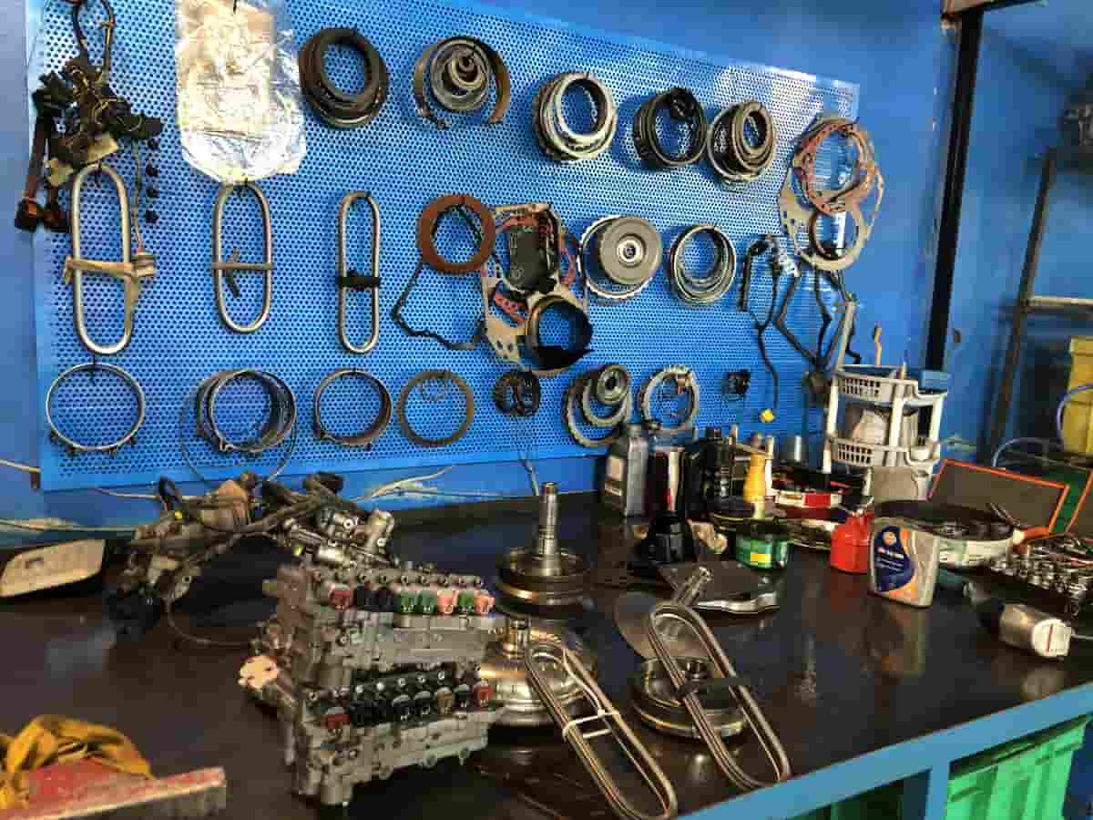 مهمترین علائم ضعف و خرابی گیربکس اتومات شاهین که باید بدانید 2 بررسی هزینه واقعی تعمیر گیربکس اتوماتیک شاهین